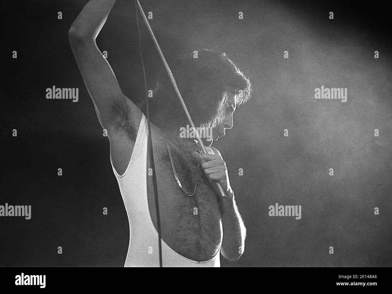 Freddie Mecury de Queen Live à Hyde Park Londres 18/9/1976. Concert gratuit avec 150,000 fans dans le parc. Banque D'Images