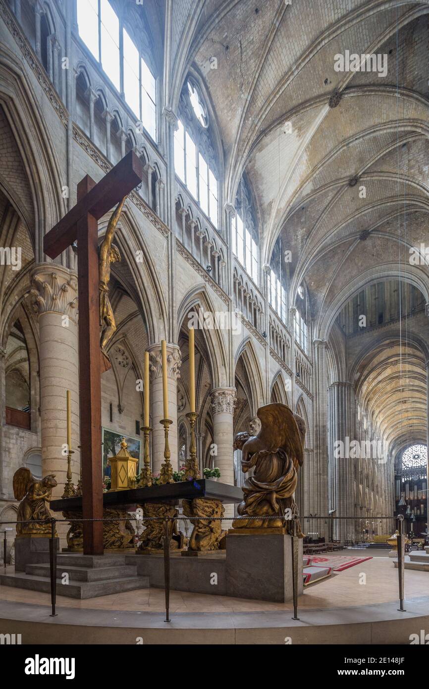 Rouen, Normandie, 4 mai 2013 - vue sur la nef, y compris une grande croix, dans la cathédrale notre-Dame de Rouen Banque D'Images