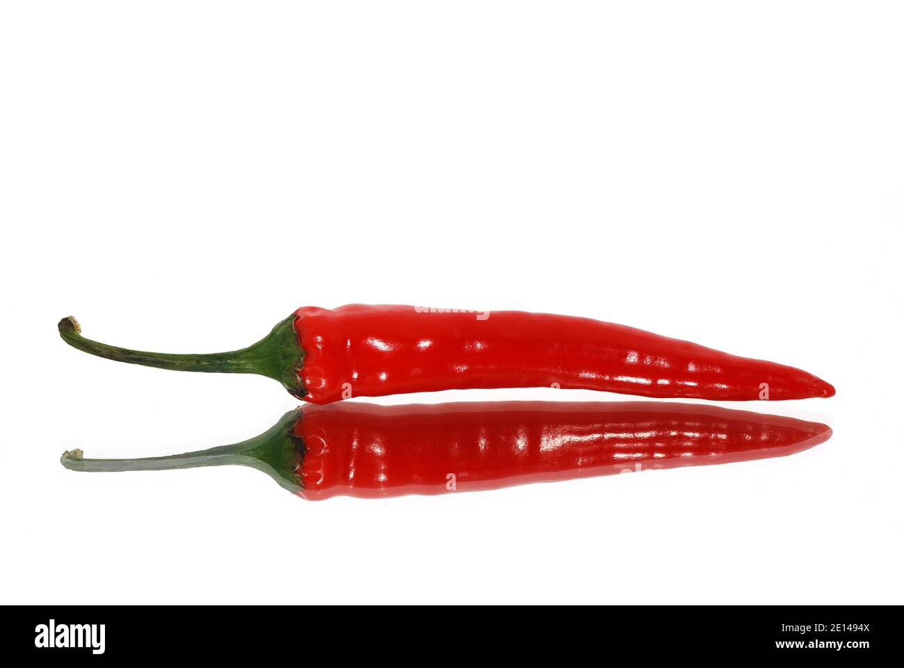 piment rouge avec image miroir sur fond blanc Banque D'Images