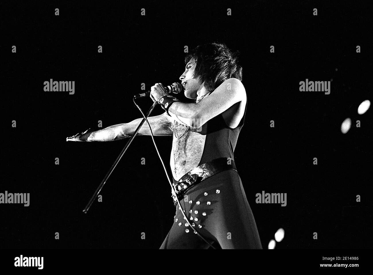 Freddie Mecury de Queen Live à Hyde Park Londres 18/9/1976. Concert gratuit avec 150,000 fans dans le parc. Banque D'Images