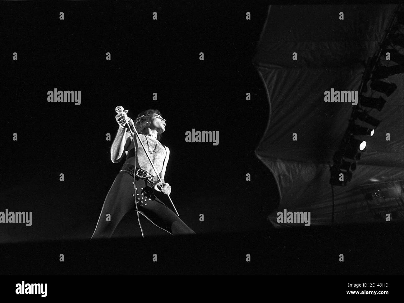 Freddie Mecury de Queen Live à Hyde Park Londres 18/9/1976. Concert gratuit avec 150,000 fans dans le parc. Banque D'Images