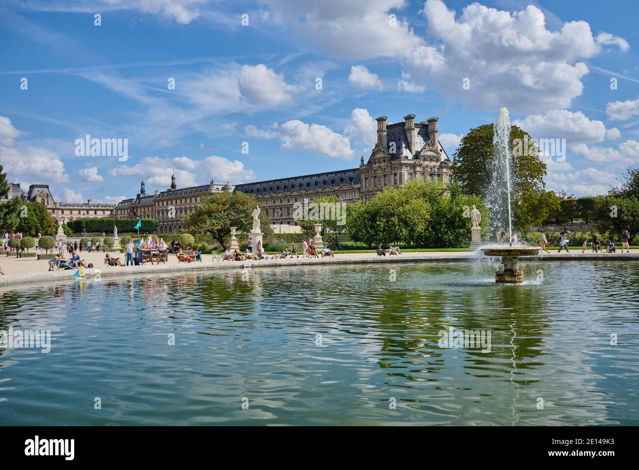 Paris (France) : le jardin botanique du 1er arrondissement. L'étang avec le musée du Louvre en arrière-plan Banque D'Images