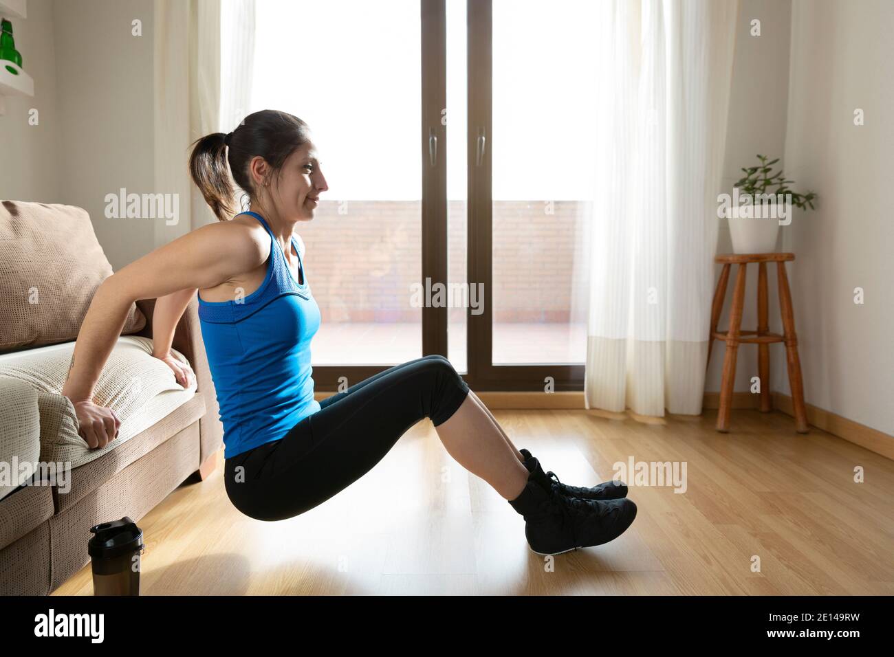 Portrait de la formation de la jeune femme à la maison. Concept de sport et de santé. Espace pour le texte. Banque D'Images