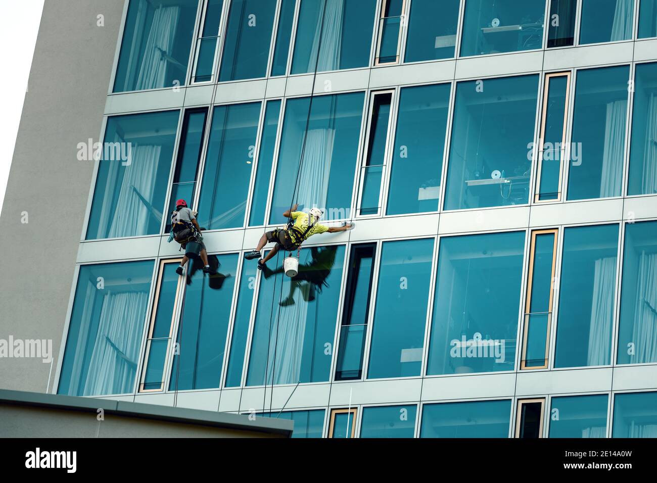Artisan et nettoyant de bâtiment au travail dans un immeuble de bureau À Berlin Banque D'Images