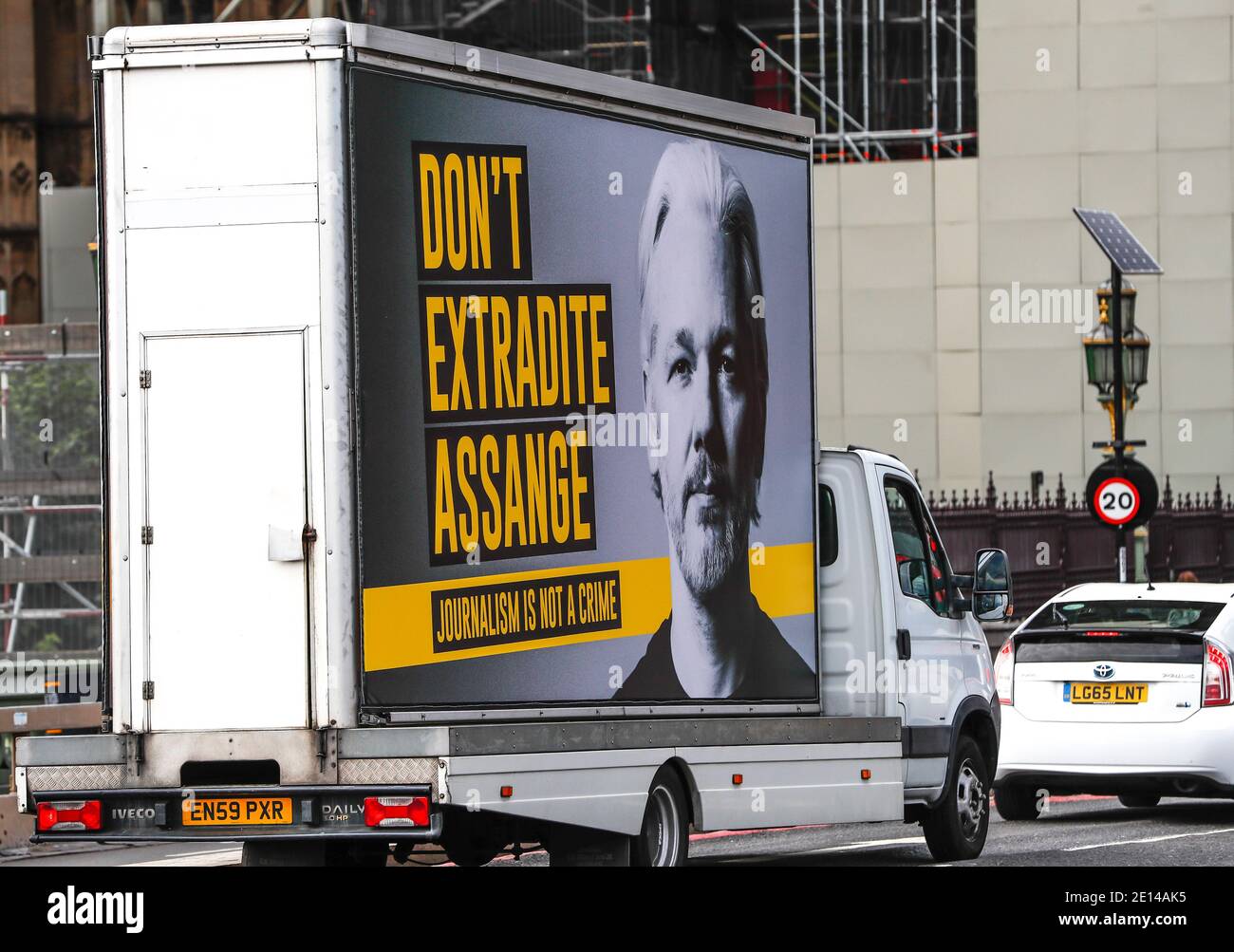 Londres, Royaume-Uni. 8 septembre 2020. La photo du fichier prise le 8 septembre 2020 montre un véhicule portant des messages de 'Don't extradite Assange' dans le centre de Londres, en Grande-Bretagne. Le fondateur de Wikileaks, Julian Assange, ne peut pas être extradé vers les États-Unis « pour des raisons de santé mentale », a statué un tribunal de Londres lundi. Credit: Han Yan/Xinhua/Alay Live News Banque D'Images