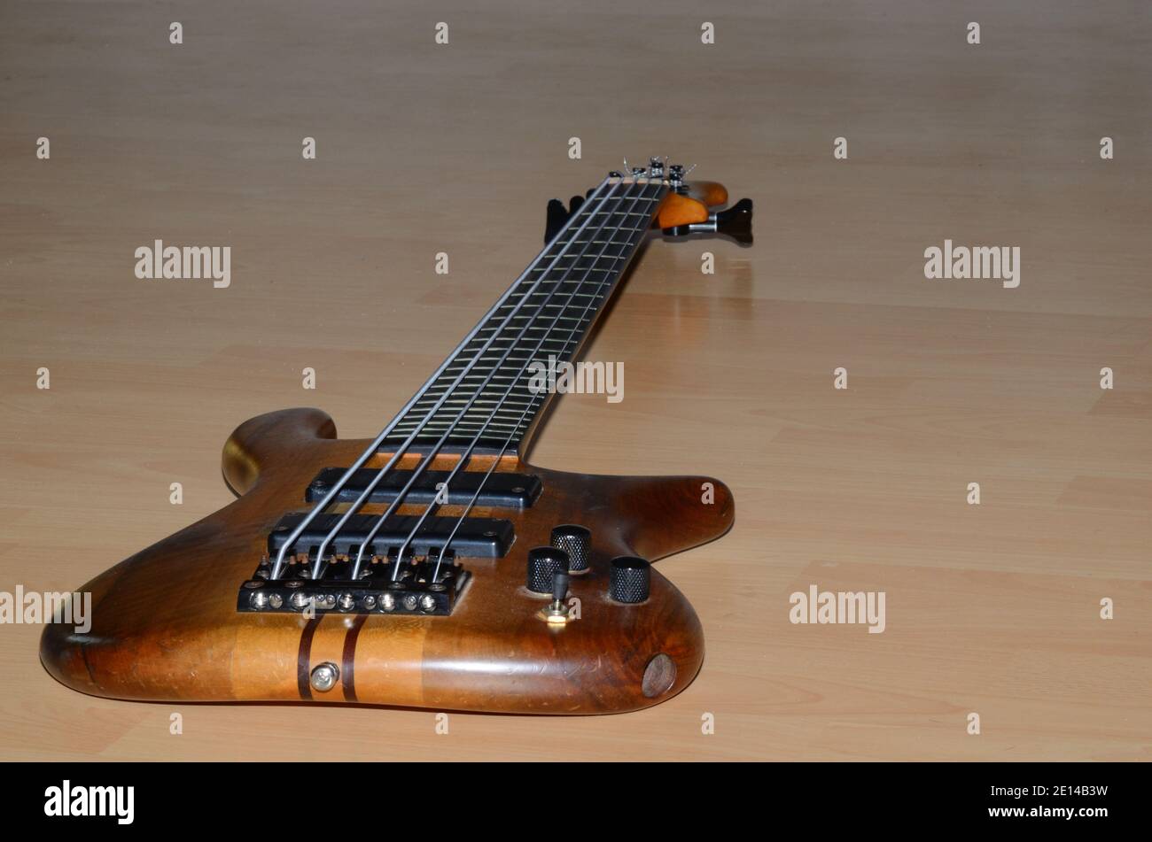 guitare basse bois naturel couché sur le parquet Banque D'Images