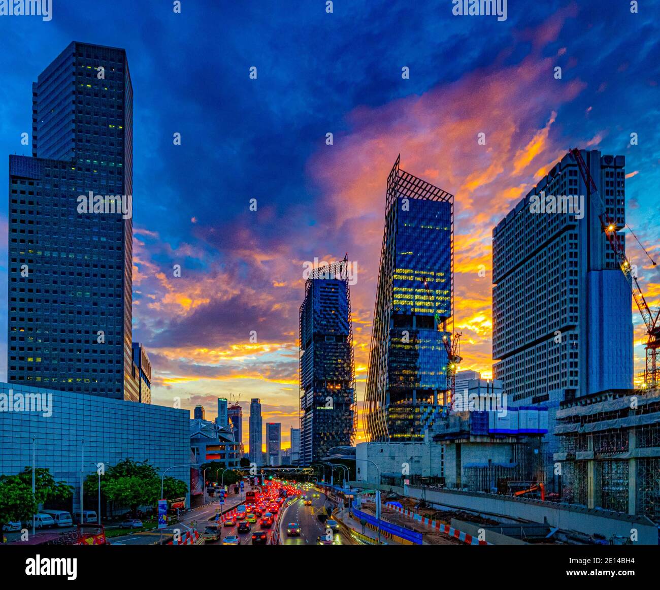 Des sentiers légers de la circulation contre les infrastructures modernes à Singapour pendant la nuit. Banque D'Images