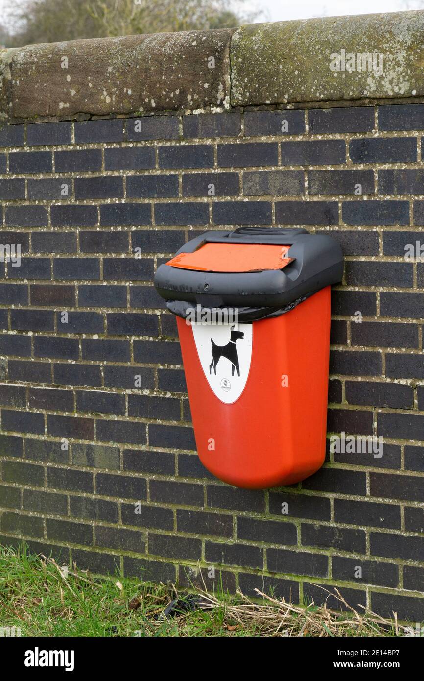Bac à croque-chiens sur le mur près de la route populaire de randonnée pour chiens Banque D'Images