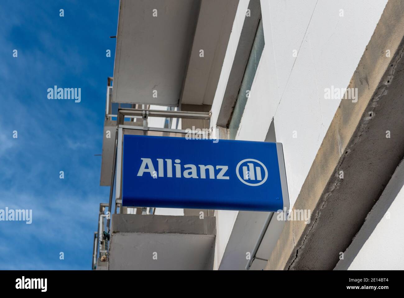 Paris, France - 10 février 2019 : logo Allianz Insurance et signature textuelle de l'agence des prestataires de services financiers Banque D'Images