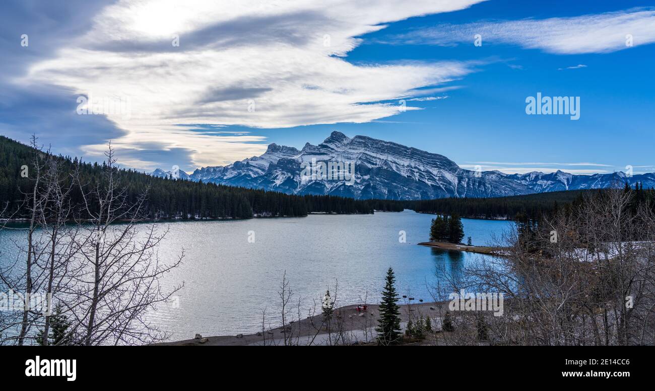 Deux lacs Jack en début d'hiver par beau temps. Parc national Banff, Rocheuses canadiennes, Alberta, Canada. Banque D'Images