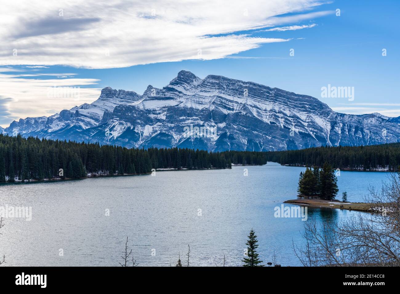 Deux lacs Jack en début d'hiver par beau temps. Parc national Banff, Rocheuses canadiennes, Alberta, Canada. Banque D'Images