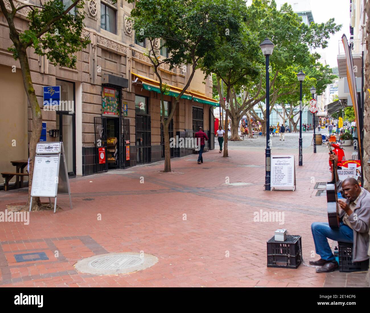 Cape Town, Afrique du Sud - 23/11/2020 marché tranquille, homme avec guitare en premier plan. Banque D'Images