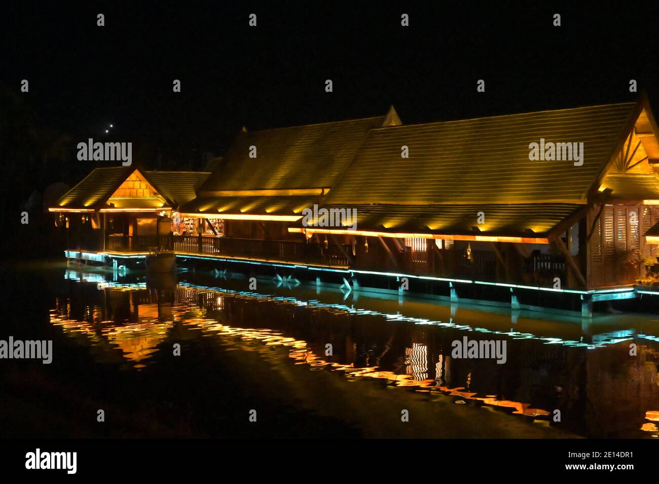 Les structures du marché de nuit de Gaozhuang et plus particulièrement ses les rues commerçantes sont intéressantes sur le plan architectural et éclairées dans des couleurs éclatantes Banque D'Images