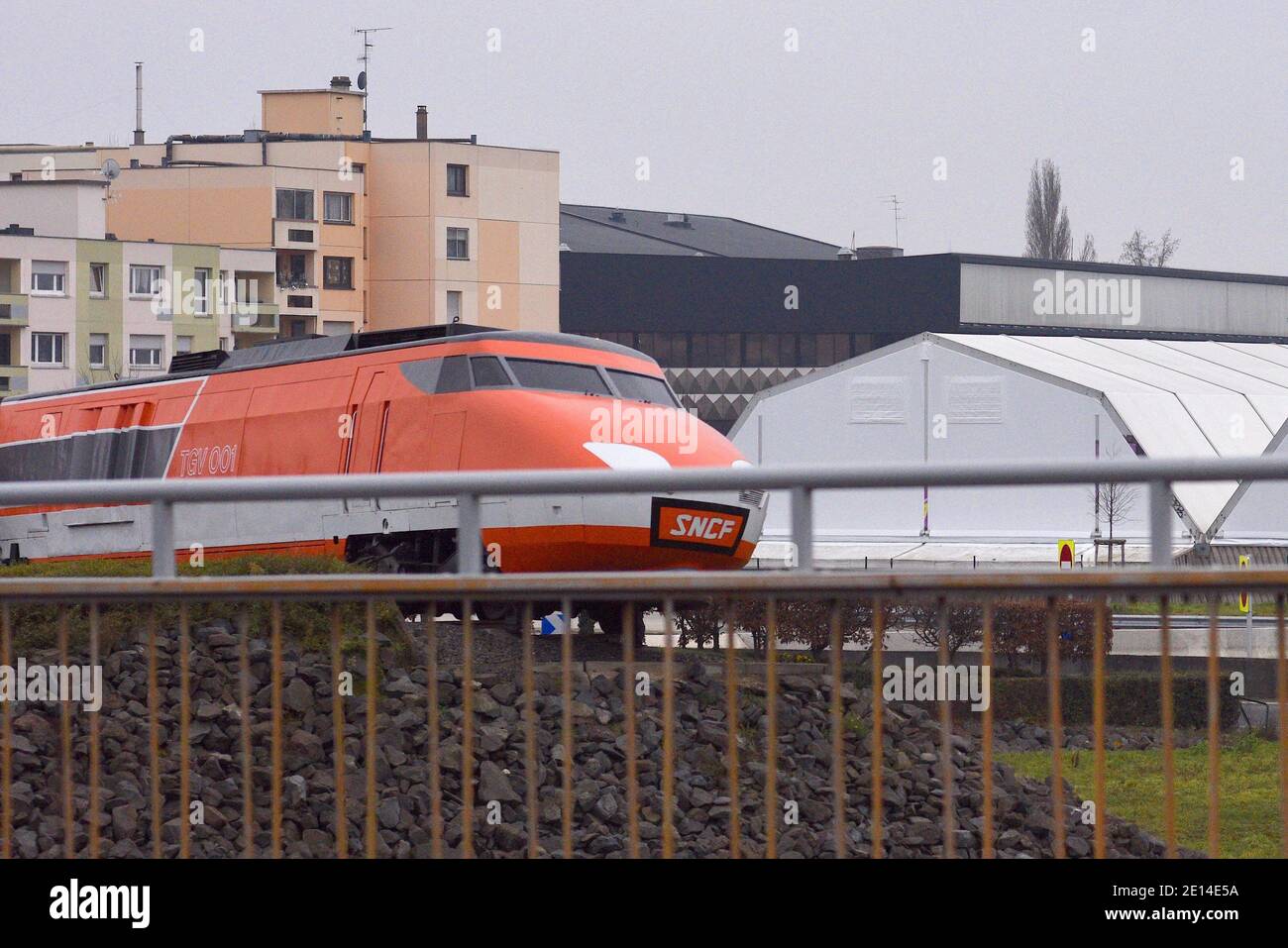 Le TGV 001, premier turbotrain expérimental de la SNCF, a été mis en service en 1972 en France et a été conçu pour fonctionner à des vitesses de 250 km/h à 300 km/h sur un réseau de lignes à grande vitesse. Construit par Alsthom, Brissonneau et Lotz, Turbomeca et M.T.E., il a été classé monument historique par décret du 19 mars 1996. Depuis 2003, l'un des deux moteurs TGV 001 est exposé à côté de l'autoroute A4 à Bischheim, près de Strasbourg, où se trouve également un centre industriel pour la rénovation et l'entretien des trains et des moteurs. La construction d'une ligne reliant Paris-Lyon en deux heures a été c Banque D'Images