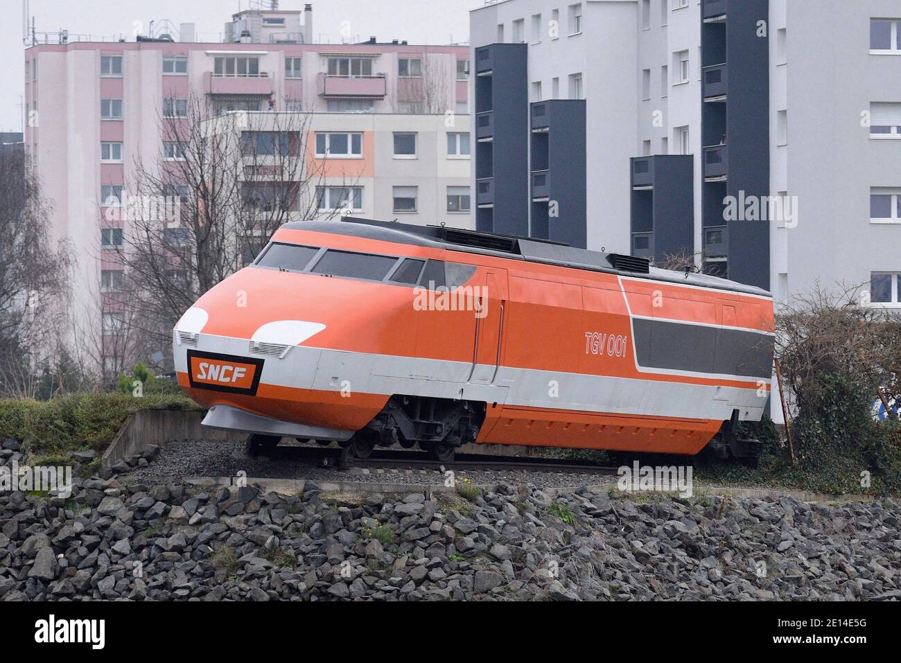 Le TGV 001, premier turbotrain expérimental de la SNCF, a été mis en service en 1972 en France et a été conçu pour fonctionner à des vitesses de 250 km/h à 300 km/h sur un réseau de lignes à grande vitesse. Construit par Alsthom, Brissonneau et Lotz, Turbomeca et M.T.E., il a été classé monument historique par décret du 19 mars 1996. Depuis 2003, l'un des deux moteurs TGV 001 est exposé à côté de l'autoroute A4 à Bischheim, près de Strasbourg, où se trouve également un centre industriel pour la rénovation et l'entretien des trains et des moteurs. La construction d'une ligne reliant Paris-Lyon en deux heures a été c Banque D'Images