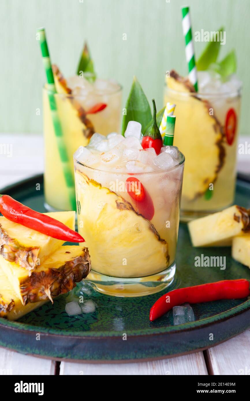 Cocktails colorés avec ananas frais Banque D'Images