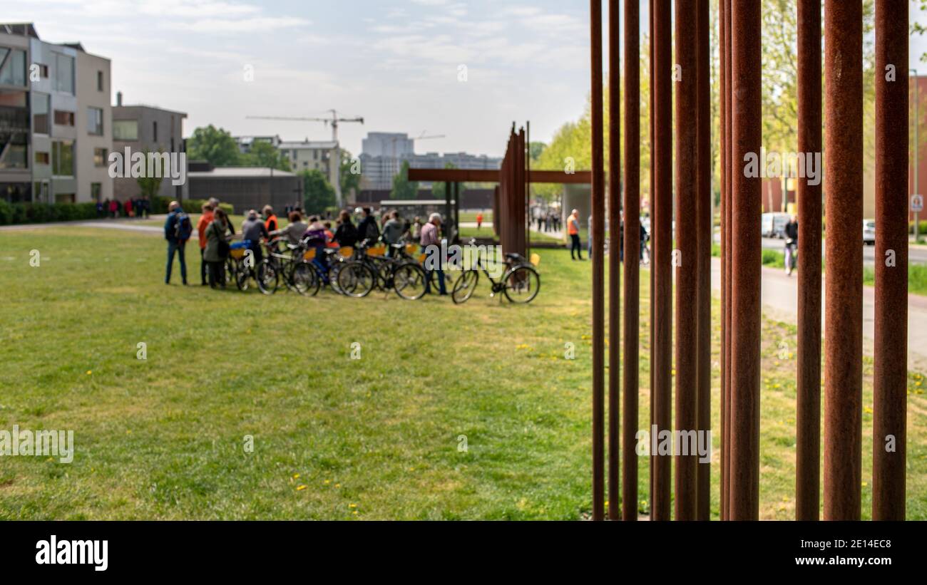Groupe touristique sur le chemin commémoratif du mur à Berlin Bernauer Strasse Banque D'Images