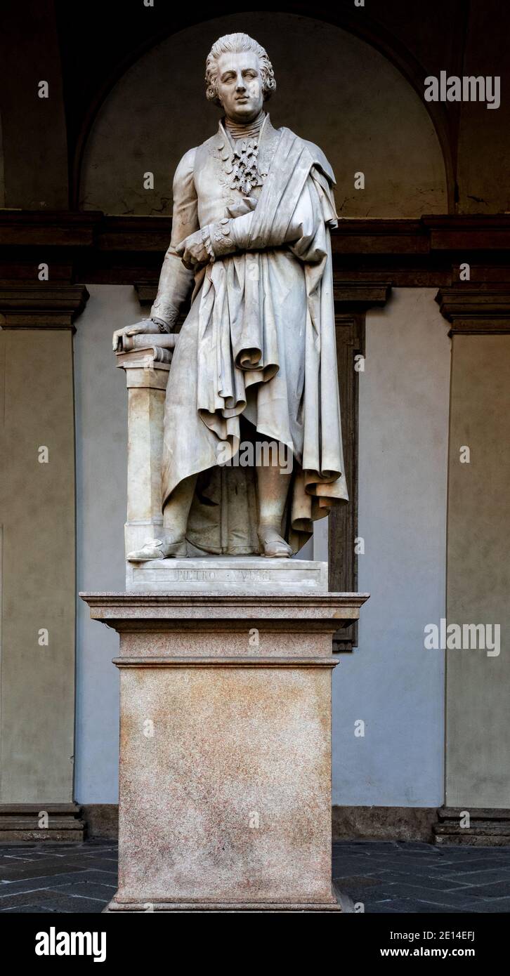 Monument à Pietro Verri, un célèbre philosophe qui a vécu à Milan au XIXe siècle, situé dans la cour de l'Académie Brera.Milan, Italie Banque D'Images Monument à Pietro Verri, un célèbre philosophe qui a vécu à Milan au XIXe siècle, situé dans la cour de l'Académie Brera.Milan, Italie Banque D'Images