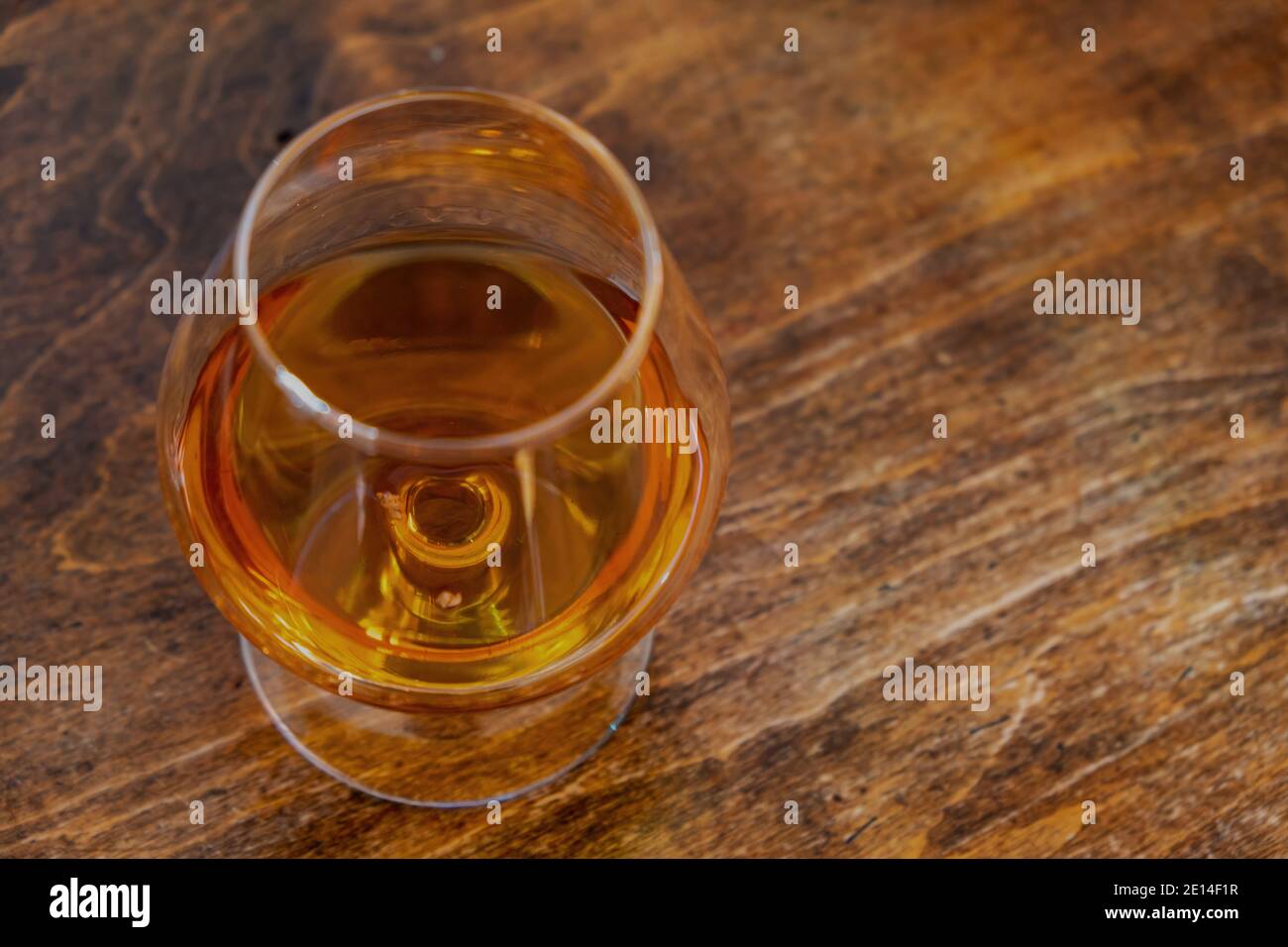 Boisson cognac à l'alcool au brandy sur table en bois, vue de dessus, espace de copie Banque D'Images