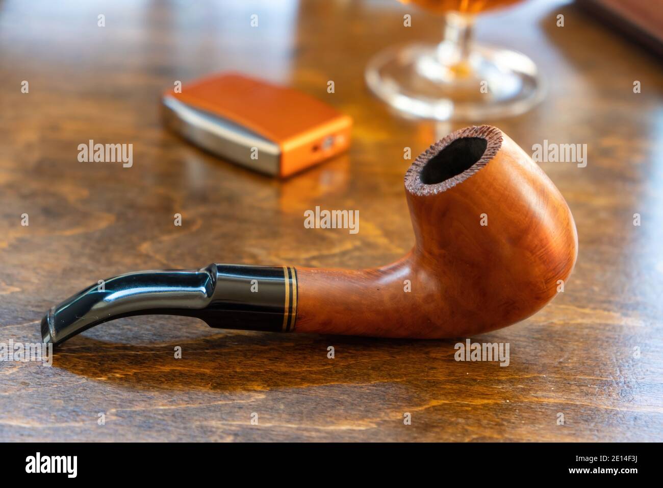 Pipe de tabac sur une table en bois, vue rapprochée. Tuyau fait main en bois, équipement fumeurs Banque D'Images