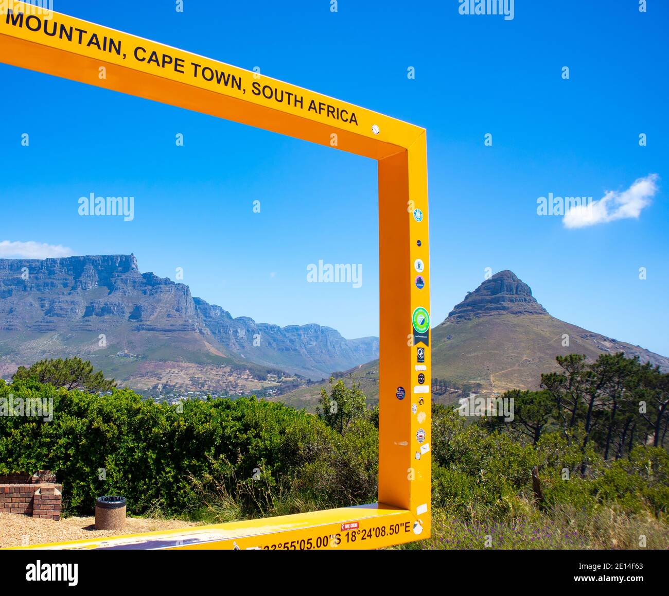 Signal Hill - Cape Town, Afrique du Sud - 02/12/2020 Table jaune cadre de montagne. Prise de vue en angle montrant la tête du lion « casser le cadre ». Banque D'Images