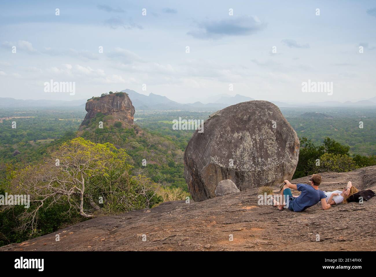 Le Rocher du Lion à Sigiriya vu de Pidurangala, Sri Lanka. Banque D'Images