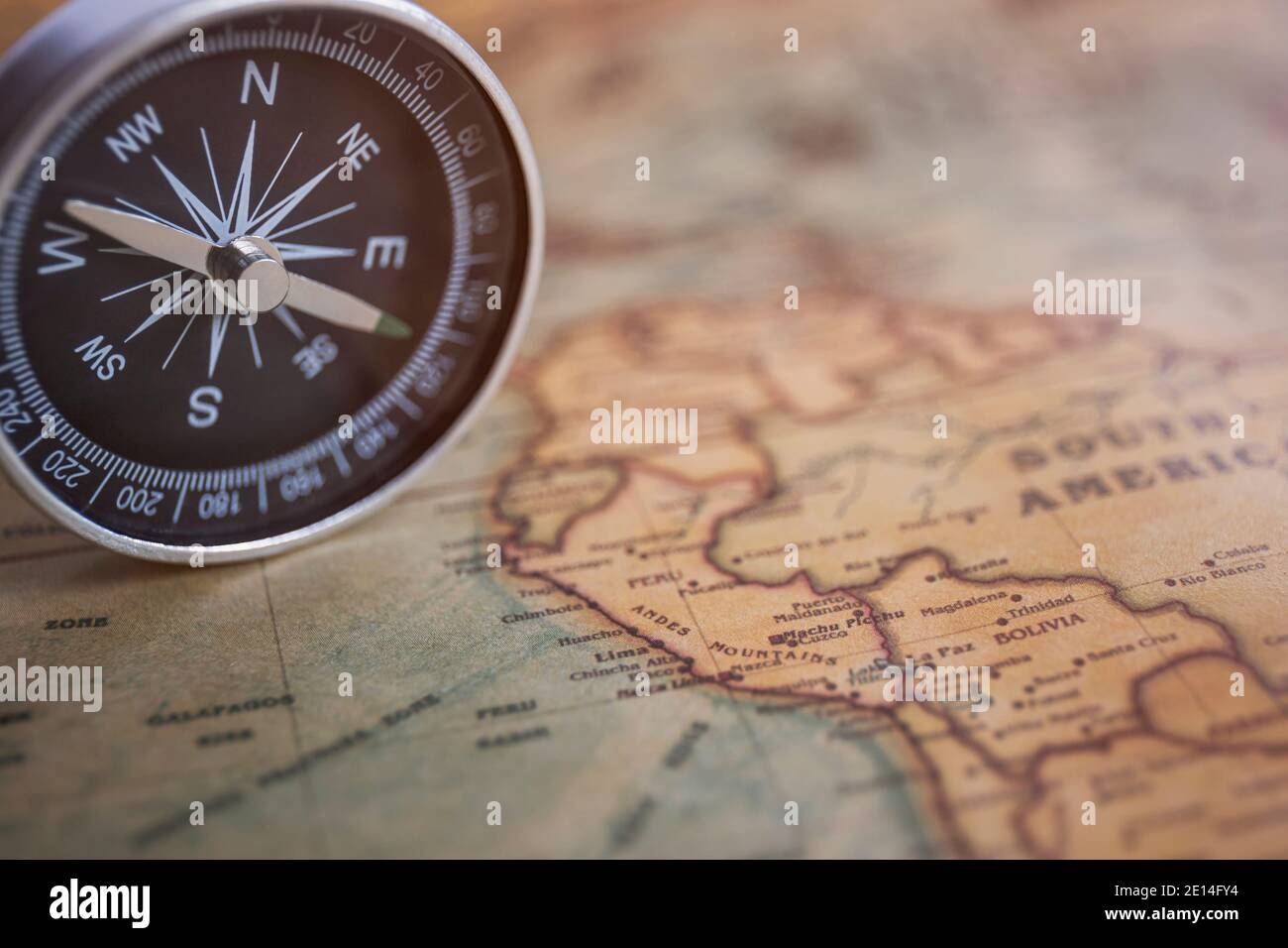 Boussole en arrière-plan, carte de l'ancien monde, style vintage, concept  de géo-navigation Photo Stock - Alamy