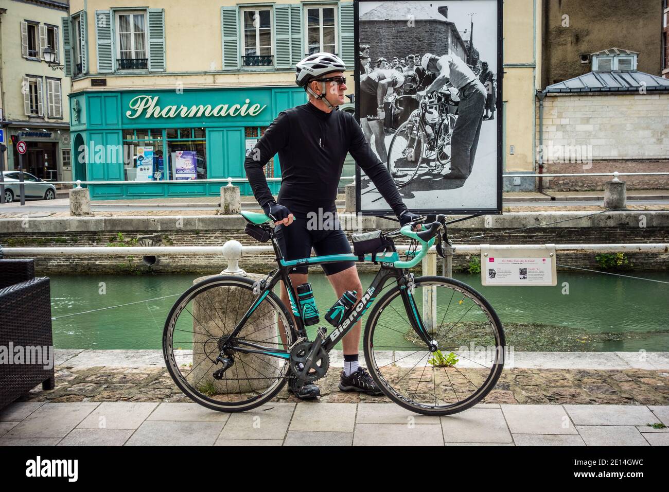 Cycliste Bianchi sur la piste cyclable voie verte sur le canal de  haute-Seine, Troyes, France Photo Stock - Alamy