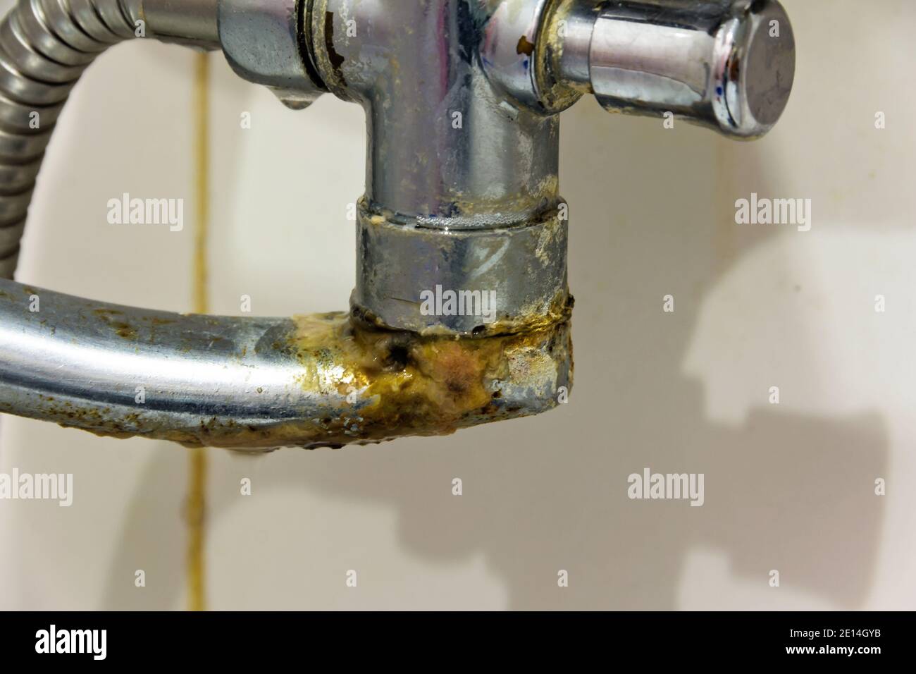 Ancien mélangeur d'eau domestique recouvert de rouille et de tartre. Banque D'Images