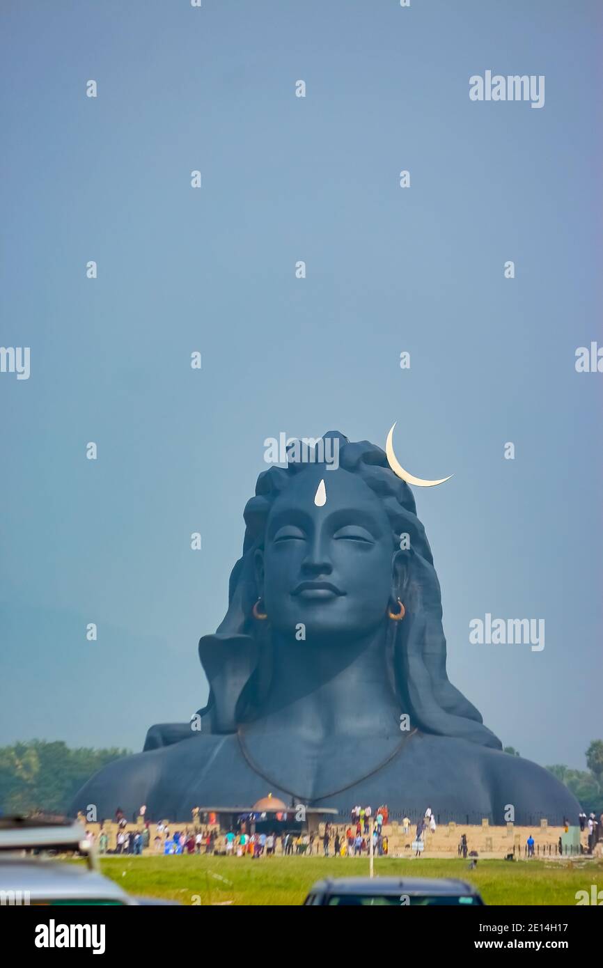 COIMBATORE , INDE - 26 DÉCEMBRE 2020 : Statue Adiyogi Shiva - les gens visitent et prient la statue de Lord Shiva à Isha Yoga. Images éditoriales Banque D'Images