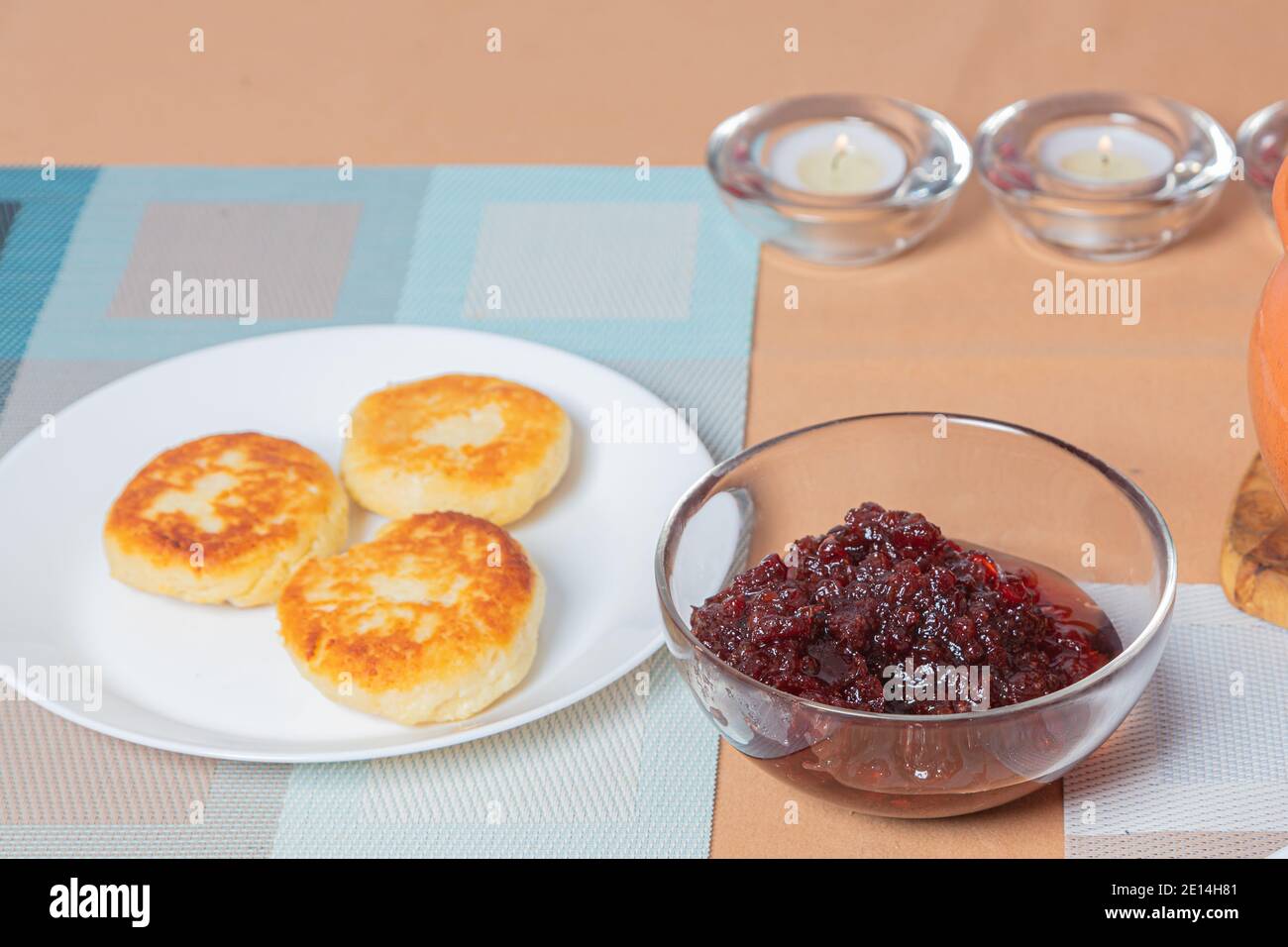 Crêpes au fromage cottage dans une assiette et un pot d'argile, avec confiture sur une table de serveurs délicieux dessert au fromage cottage. Photo de haute qualité Banque D'Images
