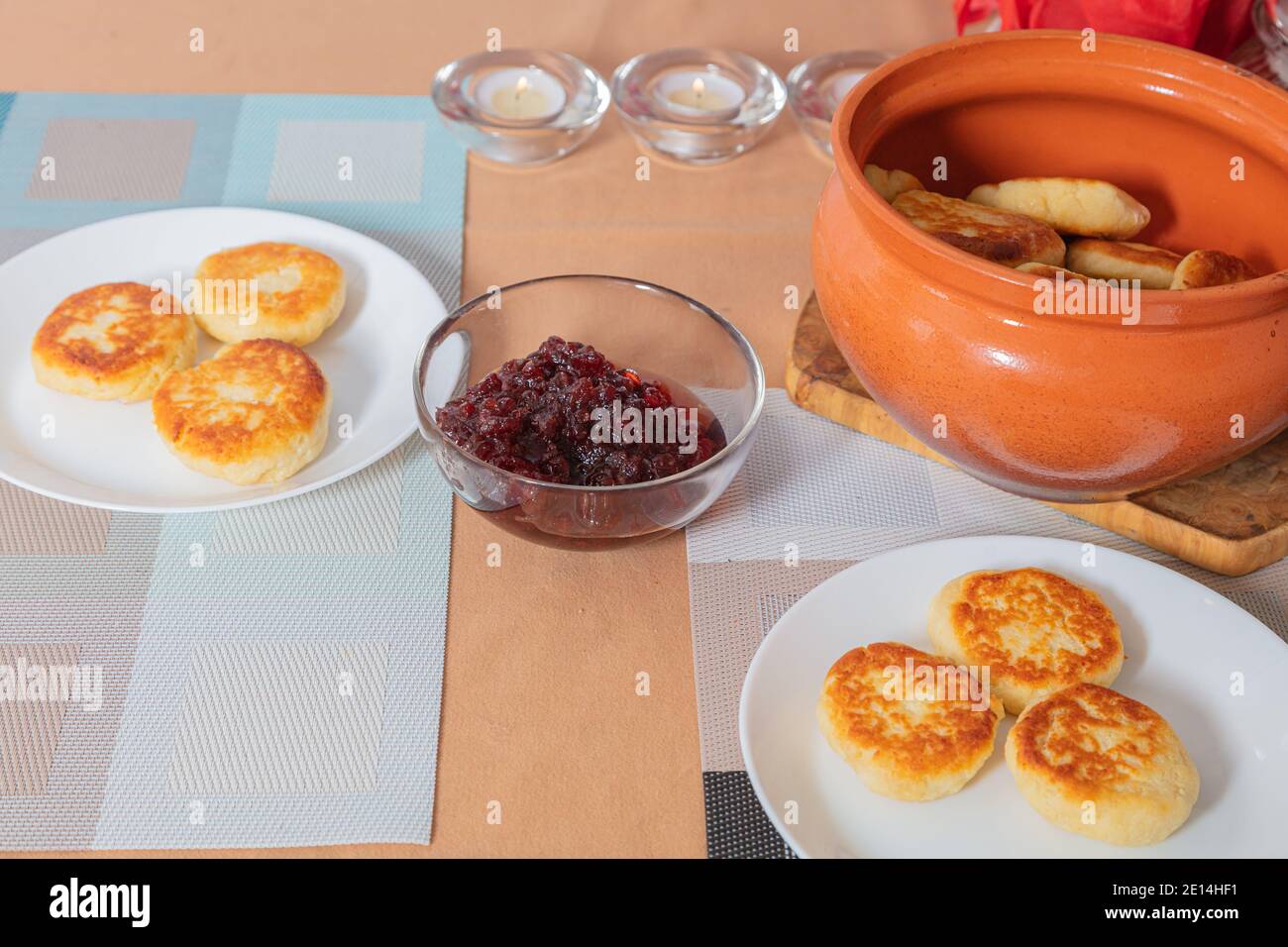 Crêpes au fromage cottage dans une assiette et un pot d'argile, avec confiture sur une table de serveurs délicieux dessert au fromage cottage. Photo de haute qualité Banque D'Images