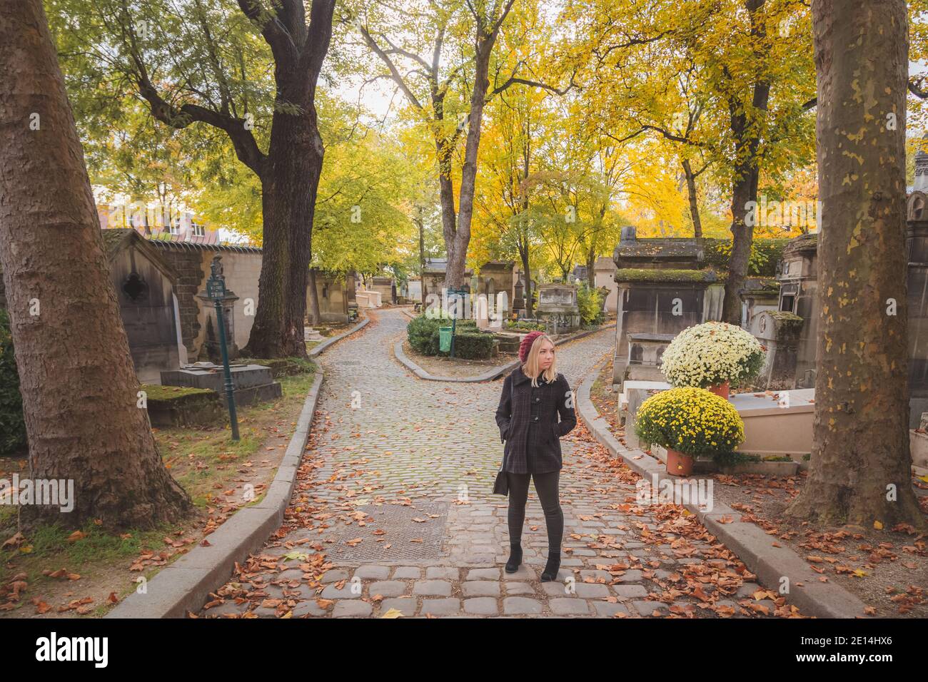 Un bel après-midi d'automne au cimetière du Père Lachaise, la nécropole la plus visitée du monde, située à Paris, en France. Banque D'Images