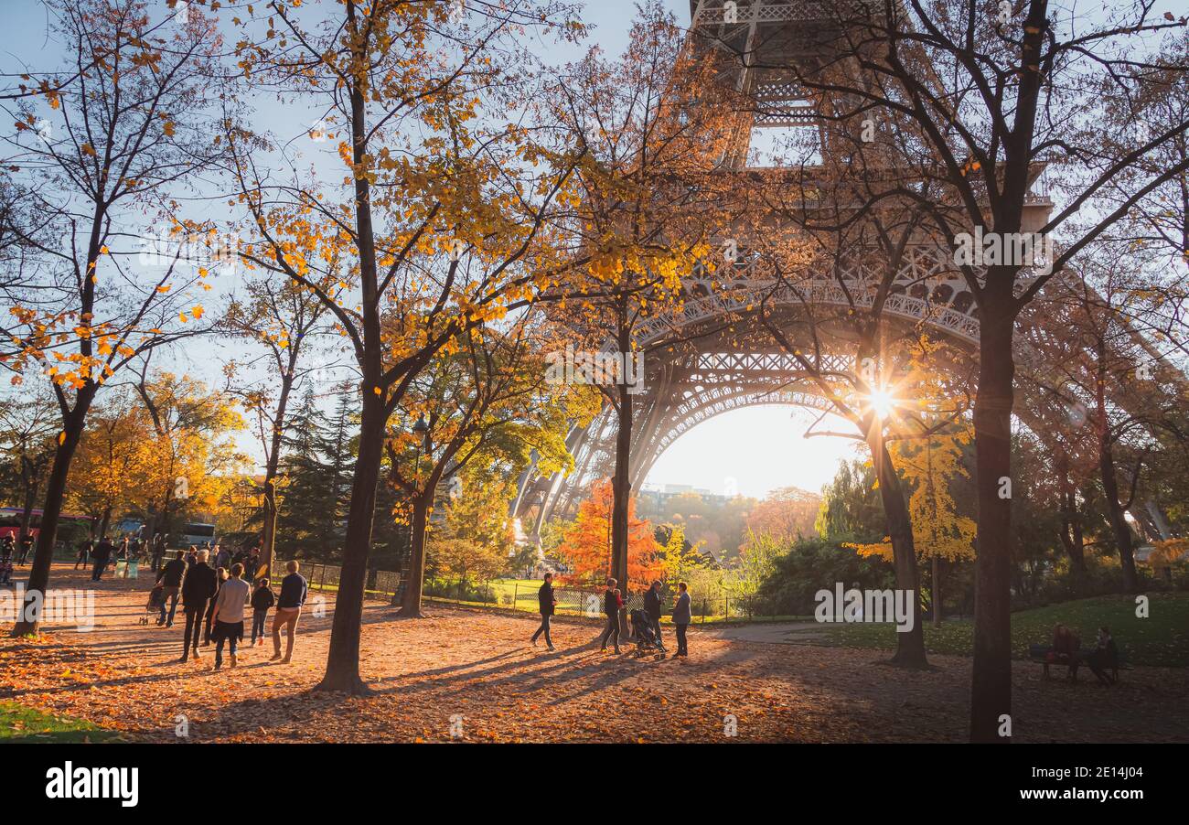 Paris, France - octobre 31 2015 : touristes, habitants et familles profitent d'une promenade automnale pittoresque tandis que la lumière du soleil se fait jour à travers l'emblématique Tour Eiffel de pari Banque D'Images