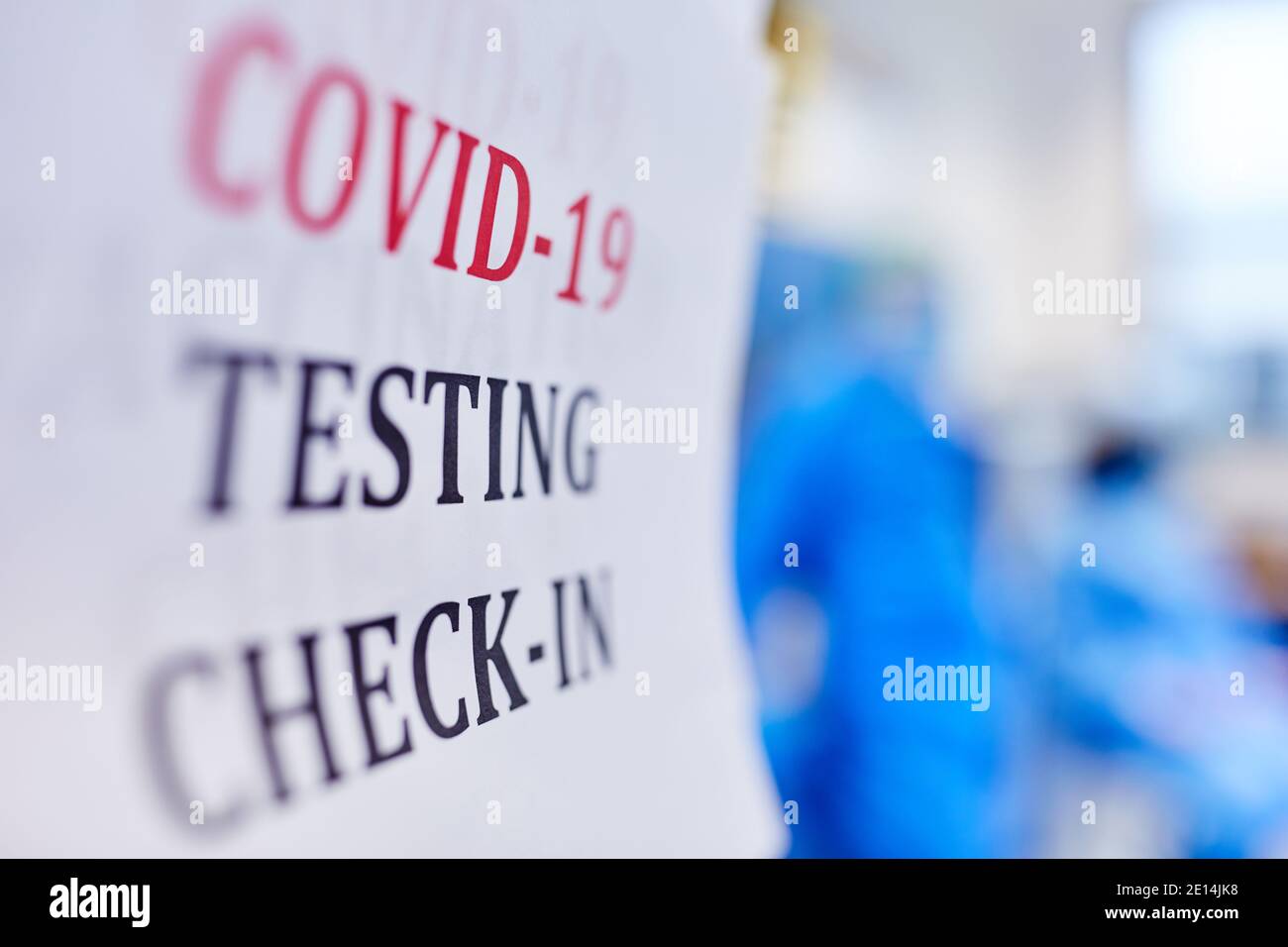Signez la vérification du test Covid-19 en clinique pendant une pandémie de coronavirus Banque D'Images