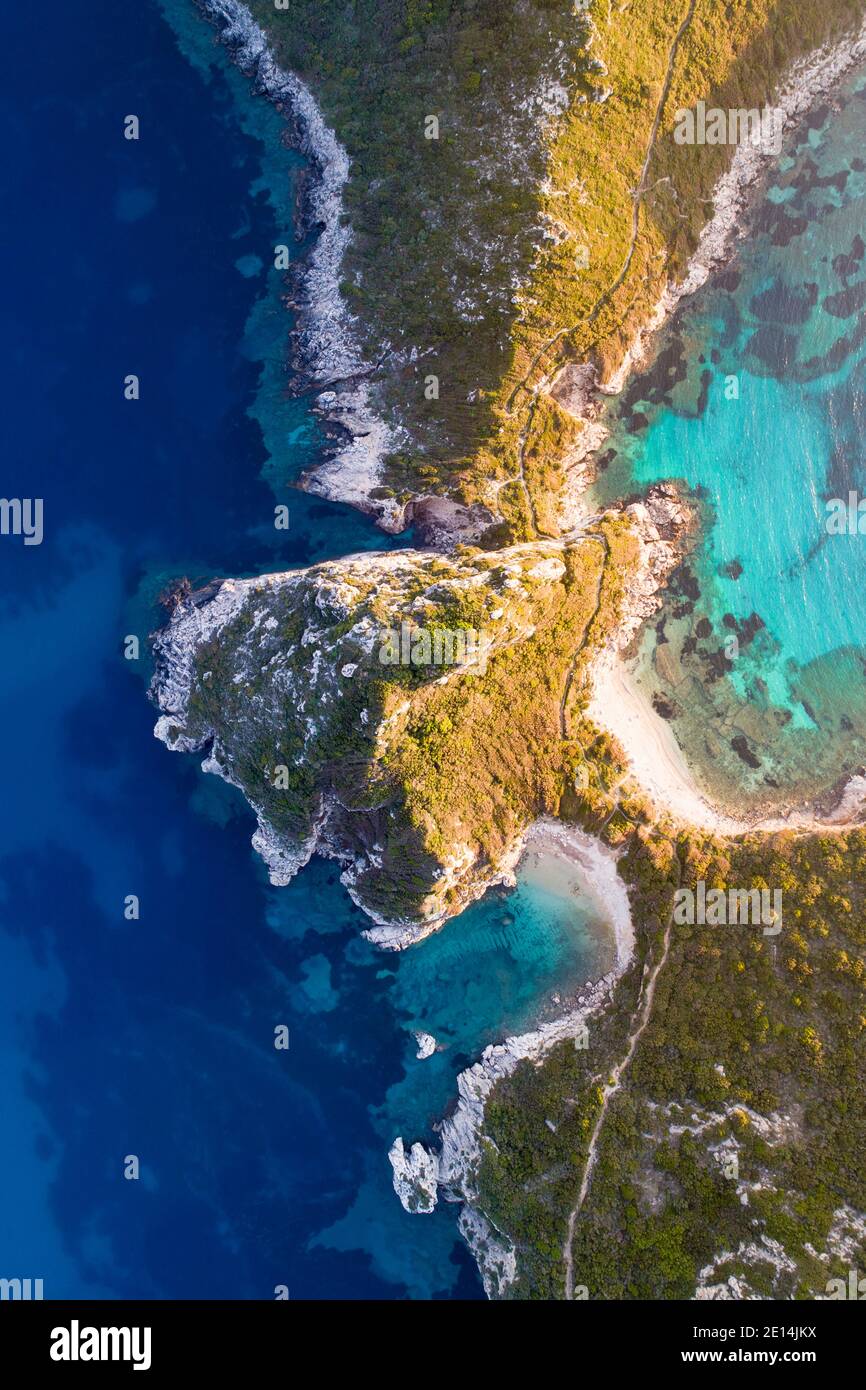 Vue côtière aérienne de la plage de Porto Timoni sur la péninsule d'Akra Arilla, Corfou, Iles Ioniennes, Grèce Banque D'Images