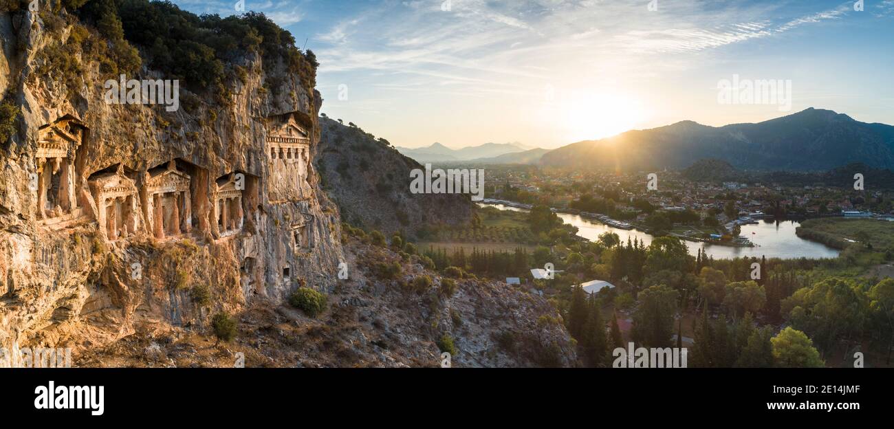 Vue panoramique aérienne du lever du soleil sur les anciens tombeaux de roche lycienne près de la ville de Dalyan, province de Muğla, Turquie Banque D'Images