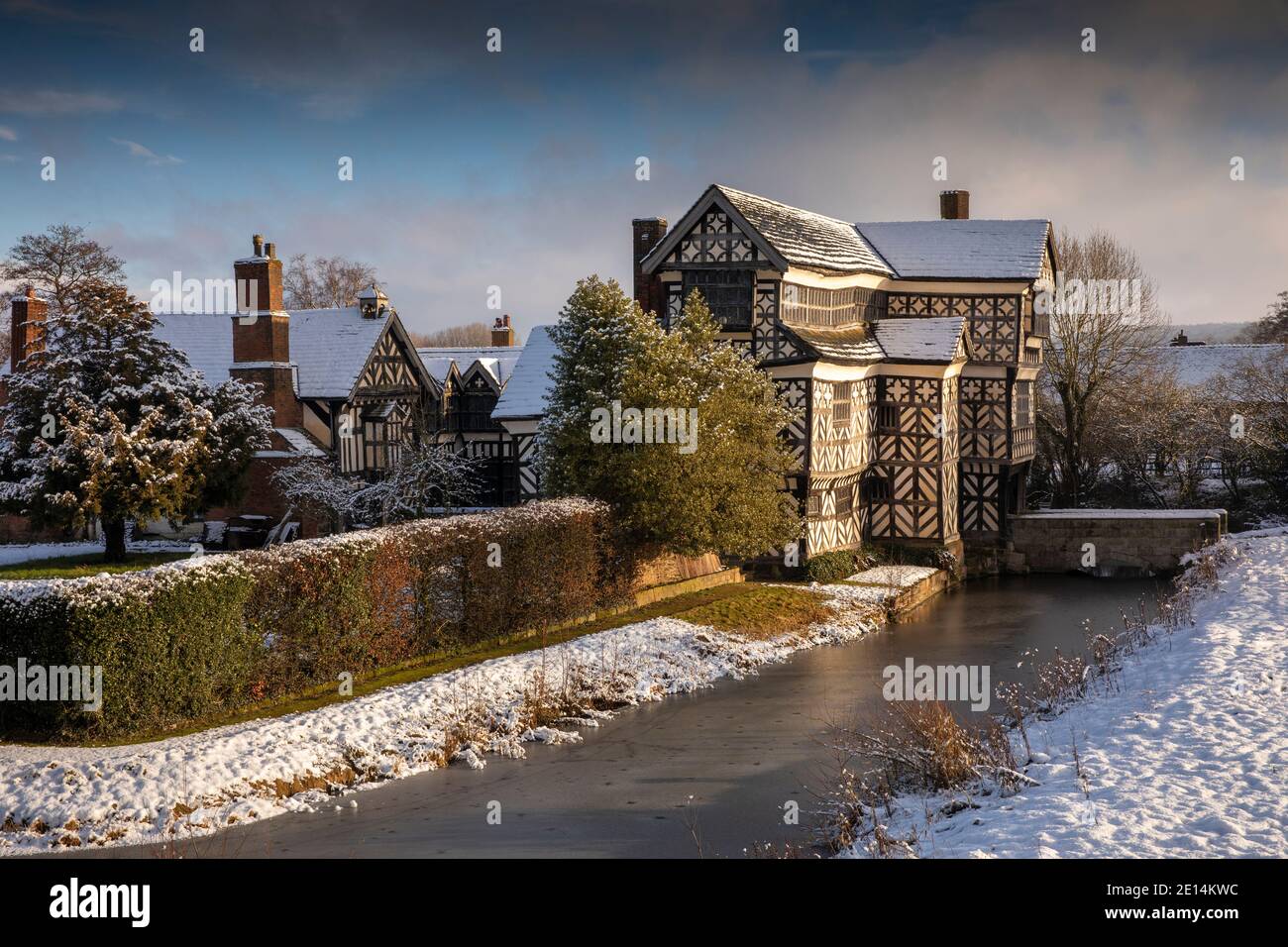 Royaume-Uni, Angleterre, Cheshire, Scholar Green, Little Moreton Hall, Tudor Farmhouse à pans de bois, en hiver Banque D'Images