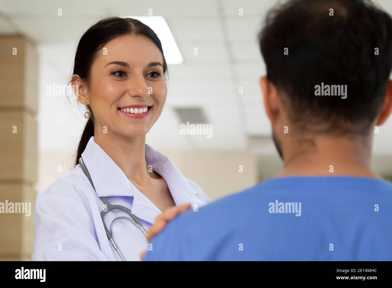 femme souriante médecin aidant à soutenir et rassurer le patient après le traitement chirurgical du cancer. concept médical et de soins de santé. Banque D'Images