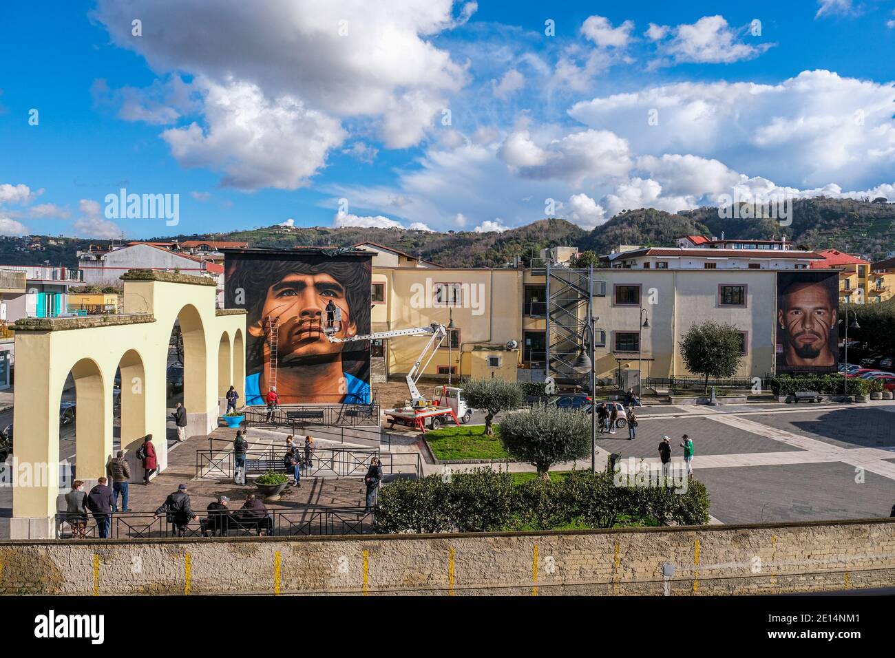 un aperçu de la place où jorit agoch, un artiste de rue napolitain, a créé sa nouvelle fresque en quarto dans la province de naples le visage de diego armando maradona qui est mort le 25 novembre 2020, dique luj‡n, argentine, ancien joueur de ssc napoli de 1984 à 1991. sur la droite il y a aussi marek hamsik également peint par jorit Banque D'Images