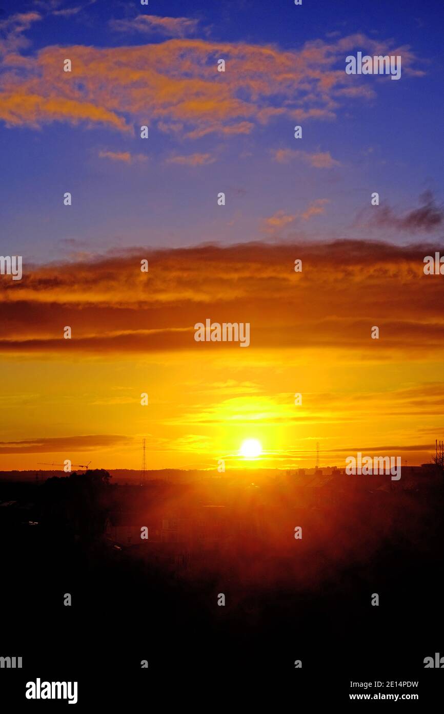 Magnifique coucher de soleil doré sur Tyneside avec ciel bleu foncé au-dessus Banque D'Images