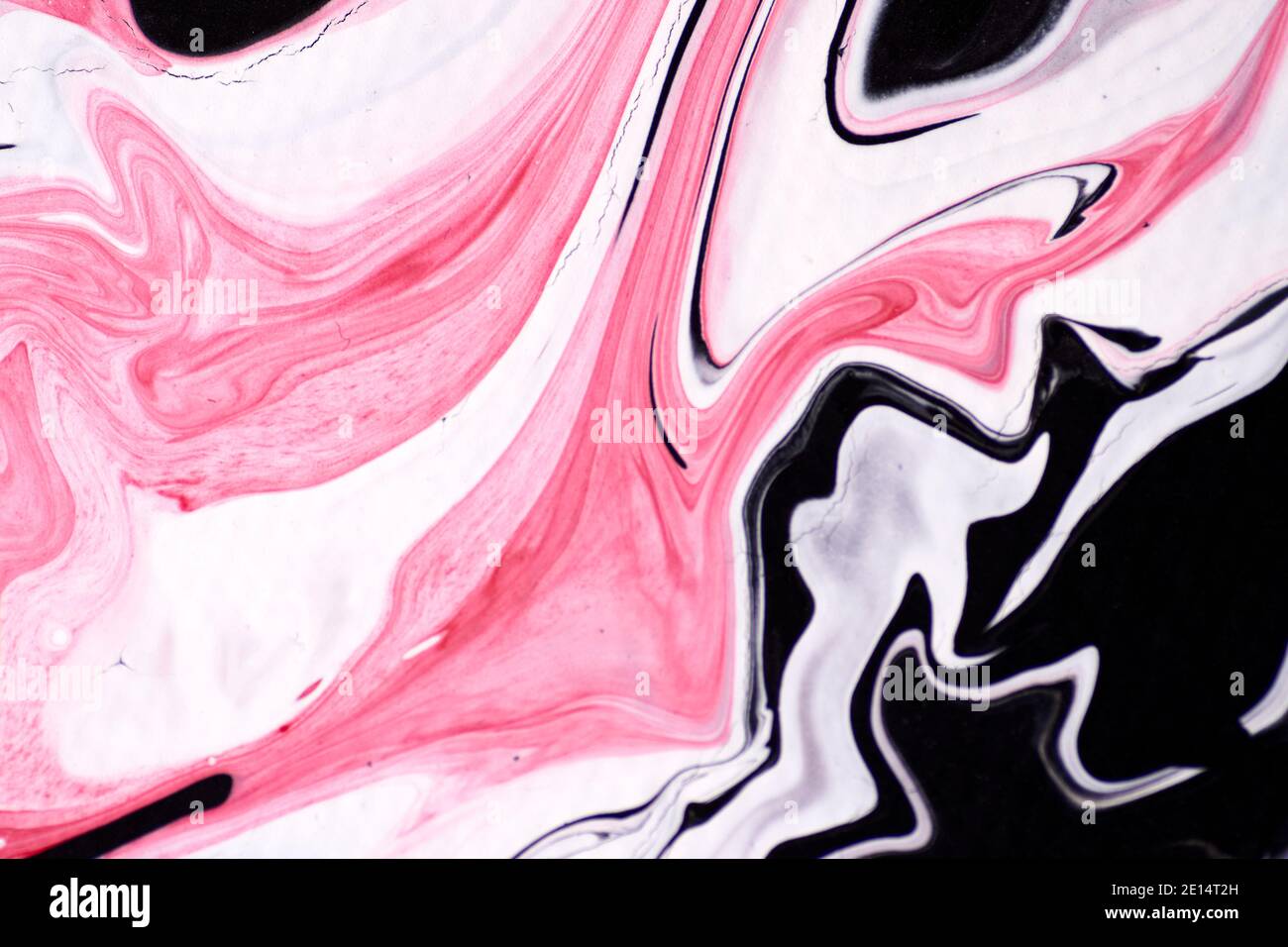 Motif acrylique marbré dans les couleurs rouge, noir, blanc et rose. Banque D'Images