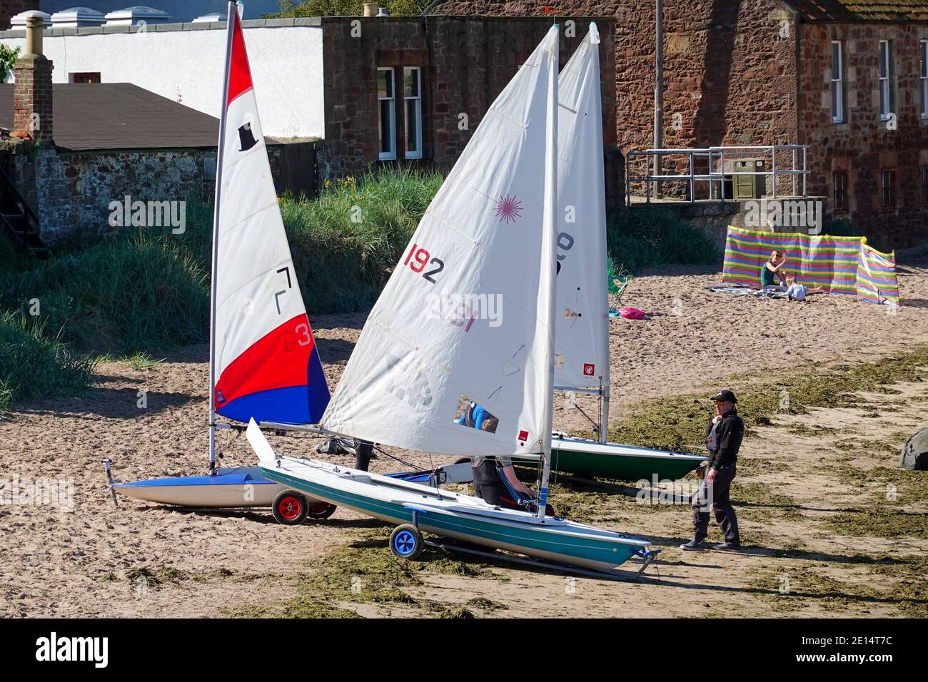 Voile Dinghies sur la plage de North Berwick Banque D'Images