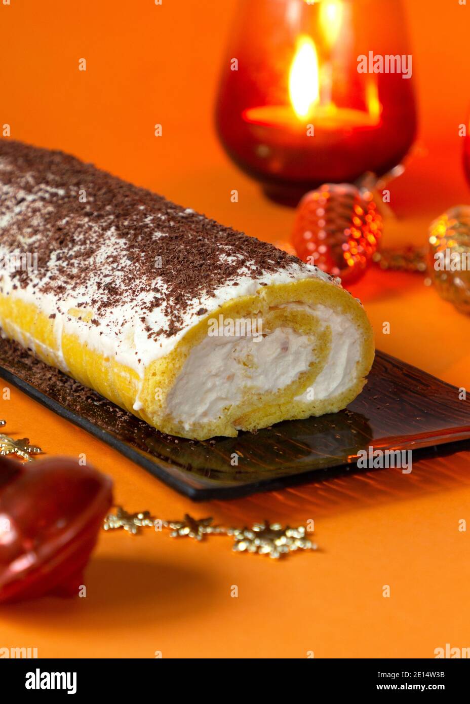 Délicieux gâteau fait maison avec de la crème fouettée. Ambiance festive du nouvel an. Banque D'Images