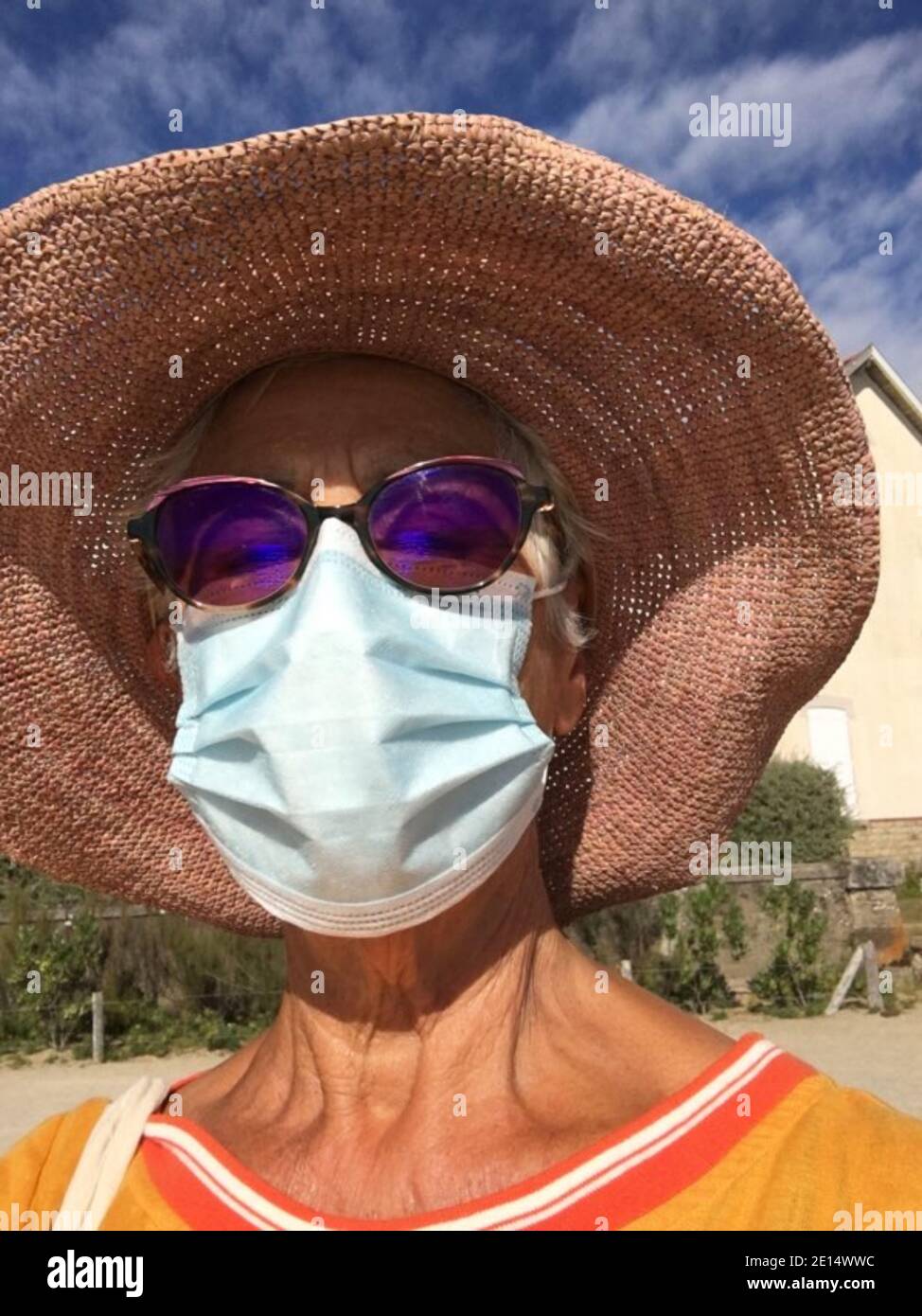 portrait d'une personne âgée avec un masque à protéger lui-même du virus covid-19 Banque D'Images