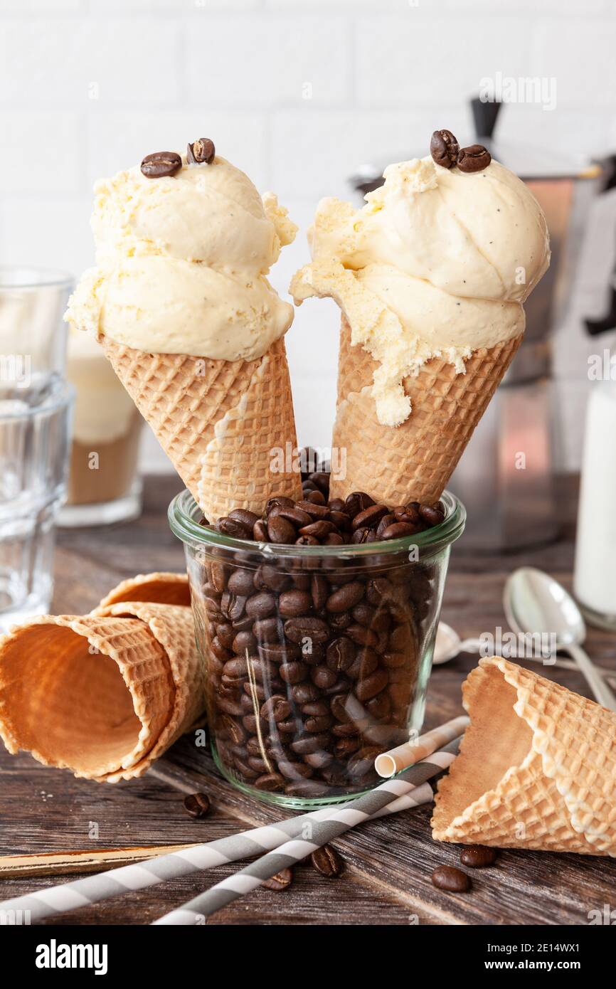 Boules de crème glacée en Cones gaufrées Banque D'Images