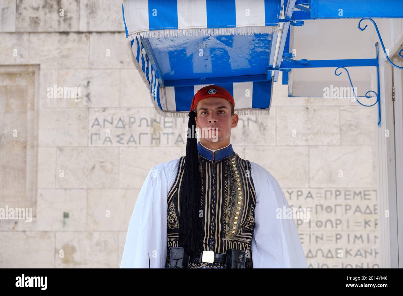 Athènes - décembre 2019 : soldat grec traditionnel sur la place Syntagma Banque D'Images