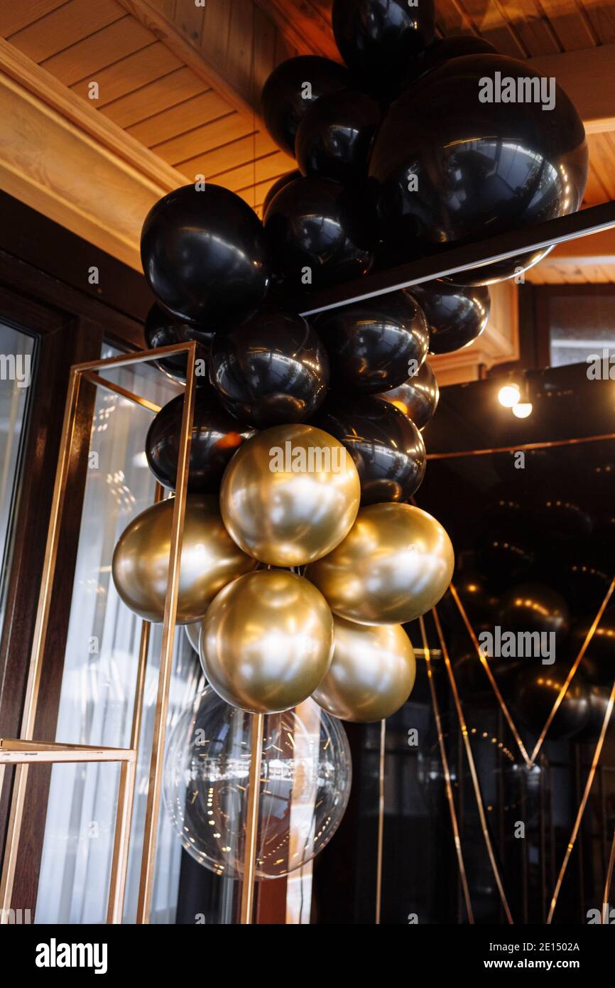 Zone De Photos De Mariage Ou D Anniversaire Avec Ballons Blancs Noirs Et Or A L Interieur Decoration De Fete Des Fetes Arriere Plan Colore Des Ballons Saint Valentin Photo Stock Alamy