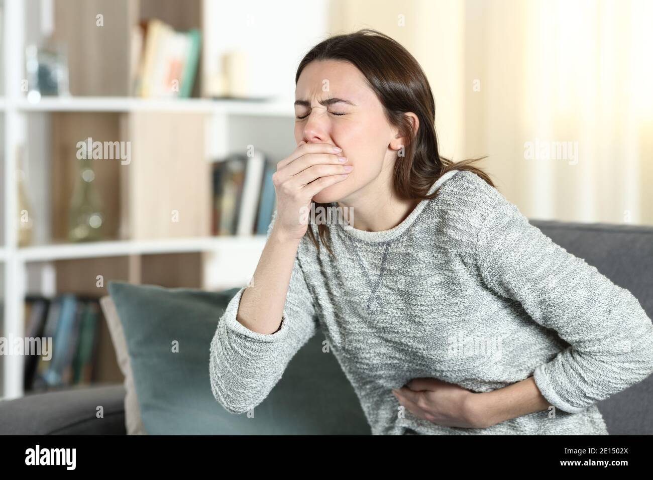 Vomir De La Mousse Blanche Femme About to vomit Banque de photographies et d'images à haute résolution -  Alamy