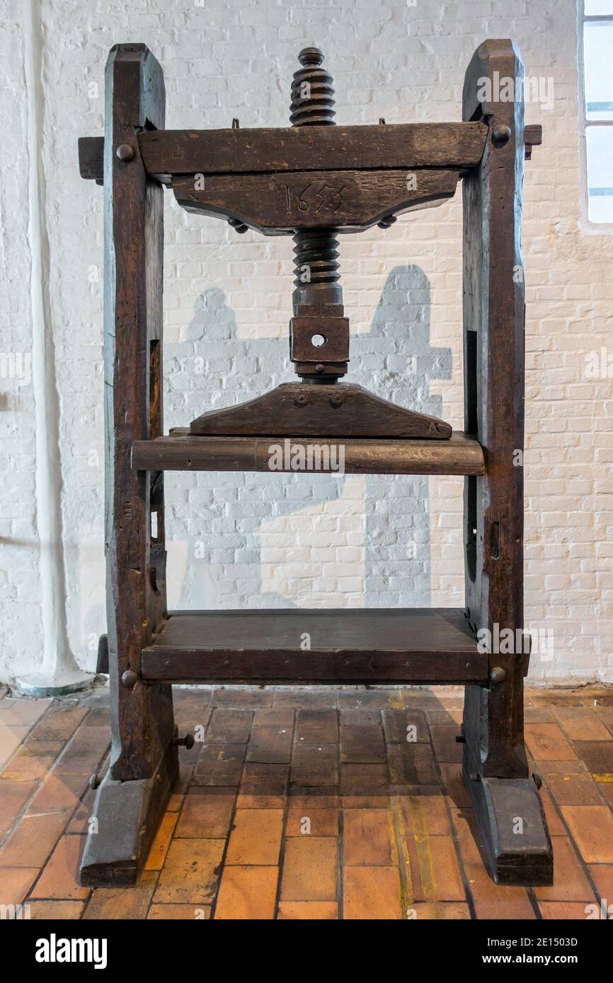 presse en papier bois du xviie siècle de 1655 utilisée pour la production / papier de fabrication de ragstock / chiffon et vieux textiles pour la fabrication de papier ind Banque D'Images